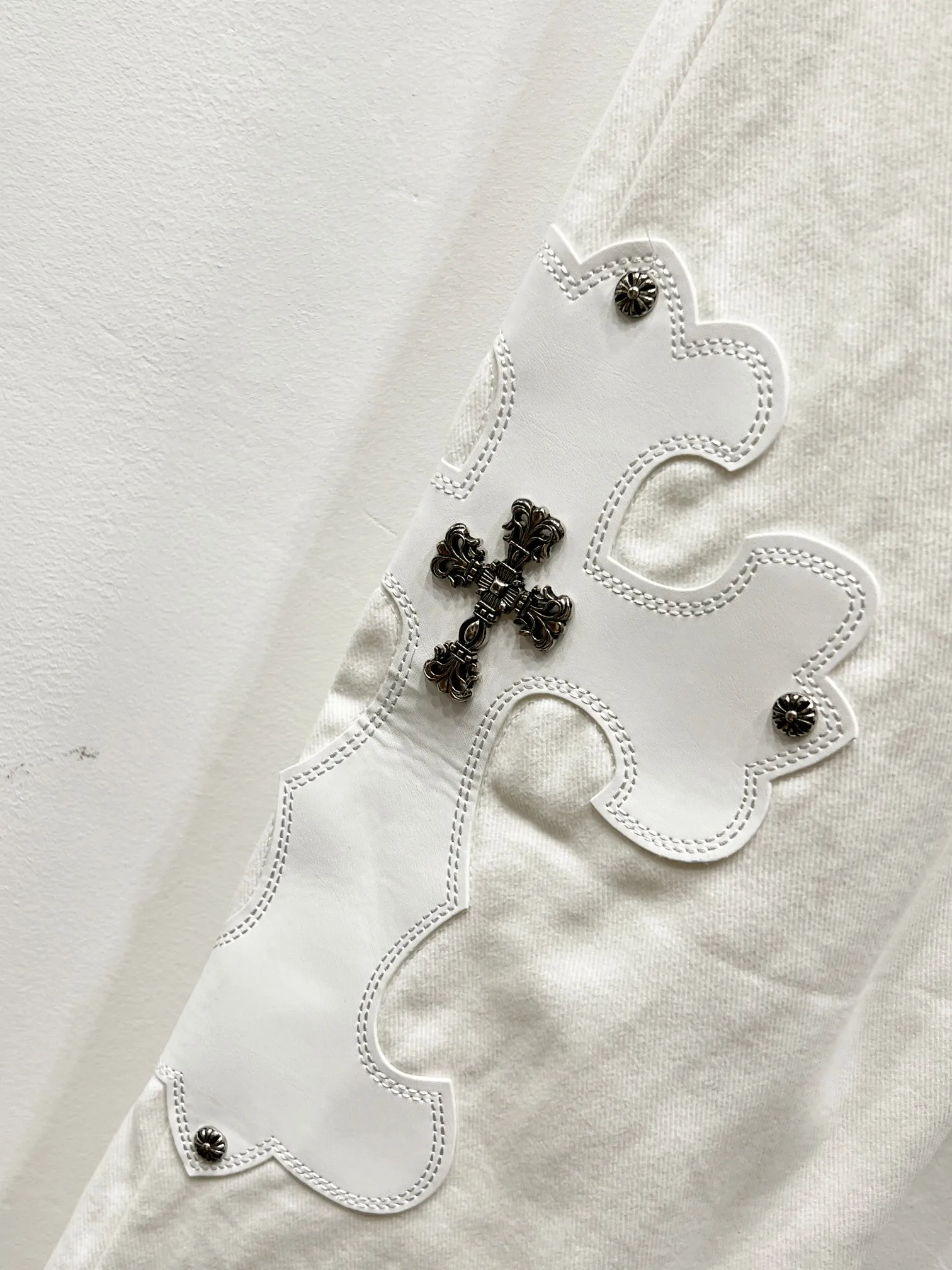 P280 Style Number: (c054) Chrome Heart & Chrome Heart White Bull King Metal Cross Patch Leather Jeans ChromeHearts#Design Jeans Invincible Texture Ceiling-Level Jeans Hard to Find at the Counter‼ ️ Cross patchwork leather jeans, top-notch heavy-duty washing process, calfskin laser-cut cross, distressed silver hardware, straight-leg version slimming the upper body, that lesbian style Color: White Size: S M L XL